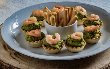 Pastelitos langostino guacamole y plátano