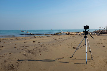 Spiaggia d'inverno con videocamera per riprese