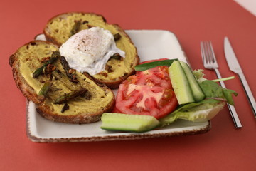 Toasted bread with salad and tomatoes