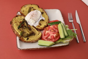 Toasted bread with salad and tomatoes