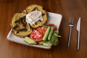 Toasted bread with salad and tomatoes