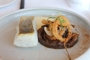 Poisson cuit à basse température avec une purée et un beignet d'oignon
