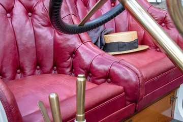 Sièges et volant de voiture française de collection du début du 20ème siècle. 1911