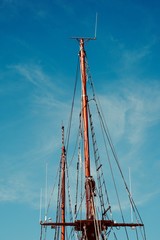 Obraz premium blue sky and mast of old sailing ship in the seaport