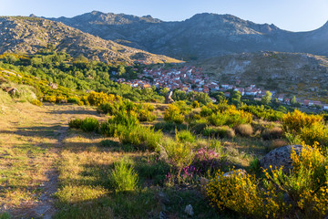 Navandrinal y Sierra Paramera temprano en un día soleado. Avila. España. Europa.