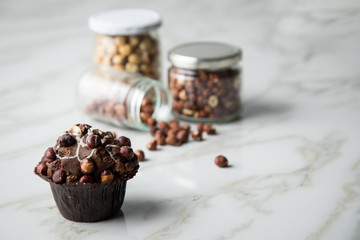 Haselnuss Muffin mit  Walnüssen und Haselnüssen in Vorrat Gläser auf Marmor Tisch hell Hintergrund