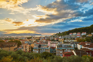 Obraz premium Dramatic sky with clouds and sun beams during sunrise in La Spezia