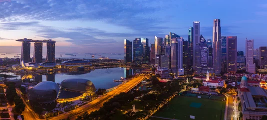 Papier Peint photo Helix Bridge SINGAPORE - APRIL 16: Singapore city skyline and Marina Bay on April 16, 2016 in Singapore
