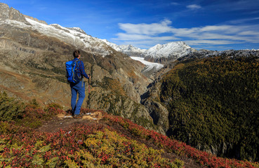 Hiker looking at Aletschgletscher glacier in Valais in autumn / Wanderer mit Blick auf...
