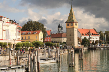 Fototapeta na wymiar Lindau (Bodensee) Hafenpromenade mit Mangturm