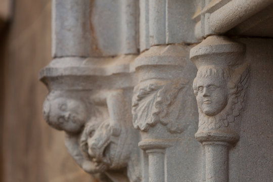 Detalles en la iglesia de Sant Vicenç de Canet d'Adri, Girona