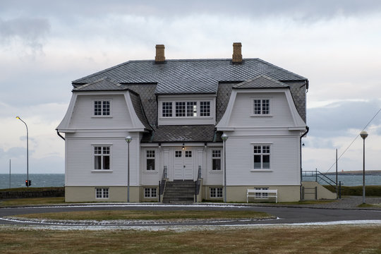 H&ouml;f&eth;i - erbaut 1909. Bekannt geworden ist das Geb&auml;ude durch das Gipfeltreffen zwischen US-Pr&auml;sident Ronald Reagan und Michail Gorbatschow im Oktober 1986.