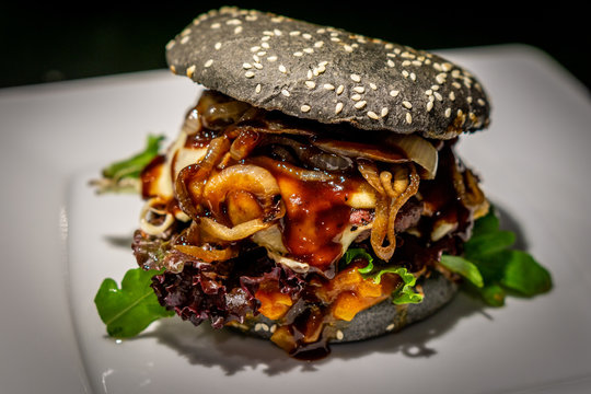 Asiaburger mit schwarzem Burgerbun