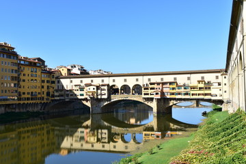 Obraz premium Ponte Vecchio and Arno River with blue sky. Florence, Italy.