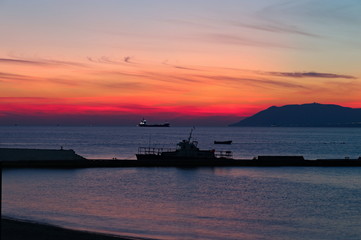 Obraz premium sunset at sea in view of the ship