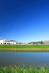 Obraz premium 秋の朝の放水路風景