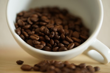 Kaffeetasse mit Kaffeebohnen