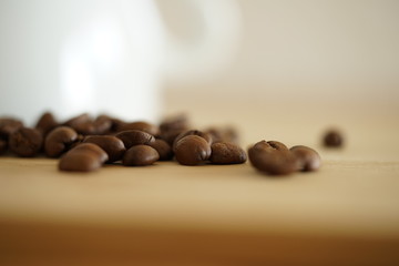 Kaffeetasse und Kaffeebohnen