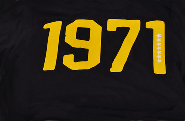 Fondo azul oscuro con el numero 1971 en amarillo