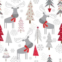 Behang Naadloze kerstachtergrond met decoratieve kerstbomen en schattig elandontwerp © mrartngm