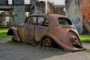 Coche quemado en el pueblo destruído de Oradour sur Glane