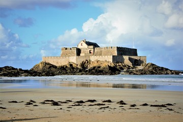 Fuerte de Saint Maló en una pequeña isla