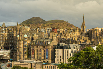 Obraz premium A view of Edinburgh and Arthurs seat, city of Scotland 