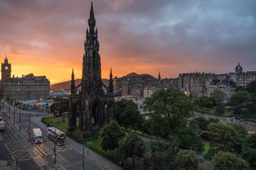 Obraz premium When Edinburgh wakes up, sunrise over the city 