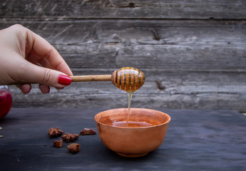 Fototapeta premium juniper honey spoon in the hands of a girl