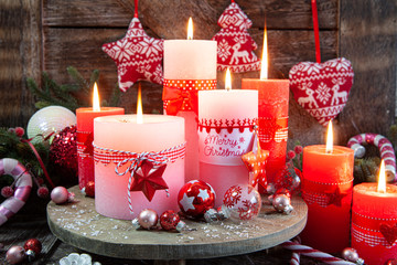 Bunte Kerzen und festliche Dekoration