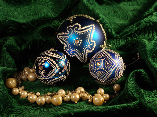 Naklejka premium Amazing close up green pine christmas tree and and bright deep blue ball baubles hand painted decoration on branch