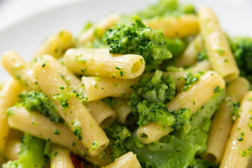 Pasta con broccoli, cibo italiano 