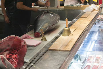 マグロの解体　鮮魚店 