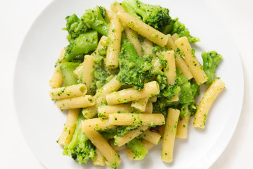 Pasta con broccoli, cibo italiano 