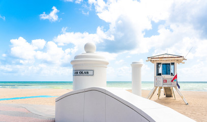 Lifeguard tower in South Beach in Fort Lauderdale Florida, USA - obrazy, fototapety, plakaty
