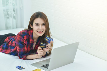 2020 business women and credit cards for online work