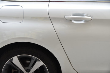 Porti&egrave;re de voiture blanche