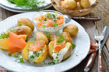 Leckere Baby-Ofenkartoffeln mit frischem Kräuterquark und Räucherlachs serviert – Small jacket potatoes fresh from the oven served with herb curd and smoked salmon 