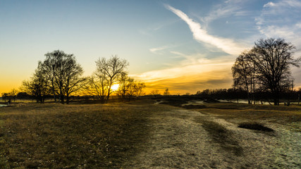 Fototapeta na wymiar Sonnenuntergang in den Boberger Duenen im Winter