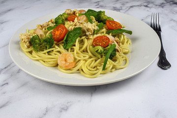 spaghetti with vegetables and shrimp