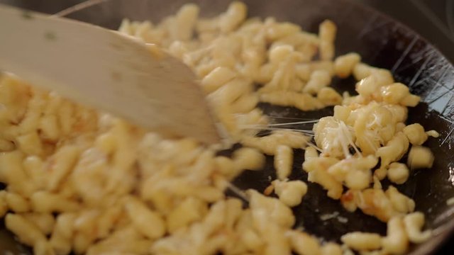Close Up cooking, blending Cheese whit Talharim. 