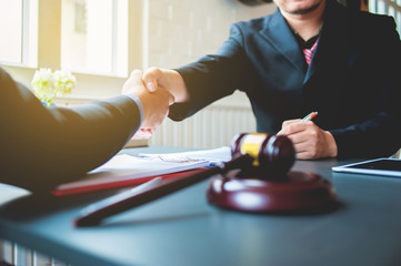 Lawyers and businessmen join hands in business After signing the legal consultancy contract