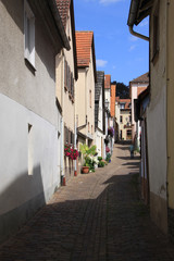 Fototapeta na wymiar Eine Straße in der Altstadt von Marktheidenfeld mit Passant anonym