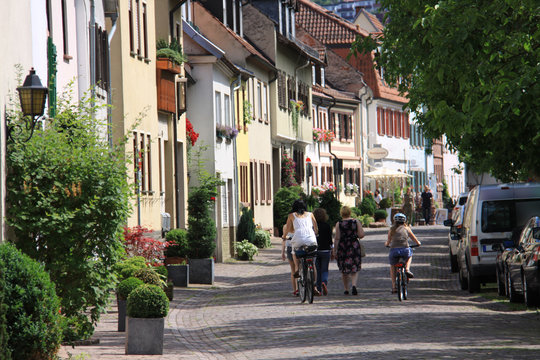 Anonyme Radfahrer auf einer Straße in der Altstadt von Marktheidenfeld