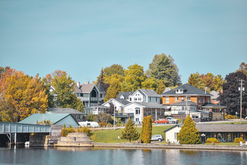 Obraz premium Autumn landscape in the 1000 islands. Houses, boats and islands. Lake Ontario, Canada USA