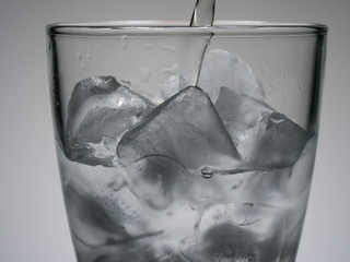 Close up, Put water into the glass that has ice.