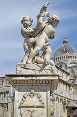 Fototapeta na wymiar Fuente con Angeles, en ciudad de Pisa, Italia 