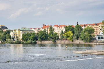 Fototapeta premium Extensive lake on the shores of a beautiful city with great and impressive architecture.