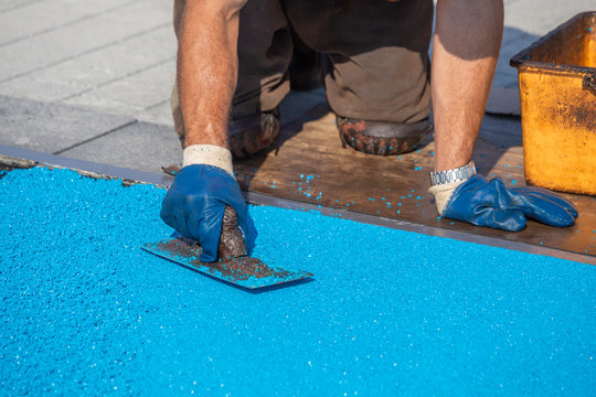 Leveling rubber coating with trowels