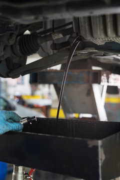 Changing car motor oil